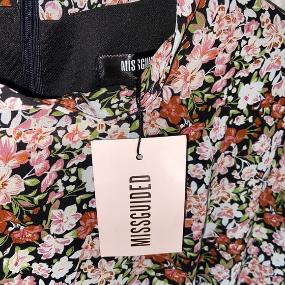 Missguided Highneck Floral Pleated Waist Dress Size 14 Black NWT - Picture 7 of 10